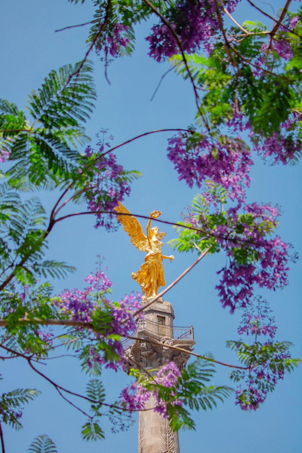 une statue d’ange au sommet d’une tour