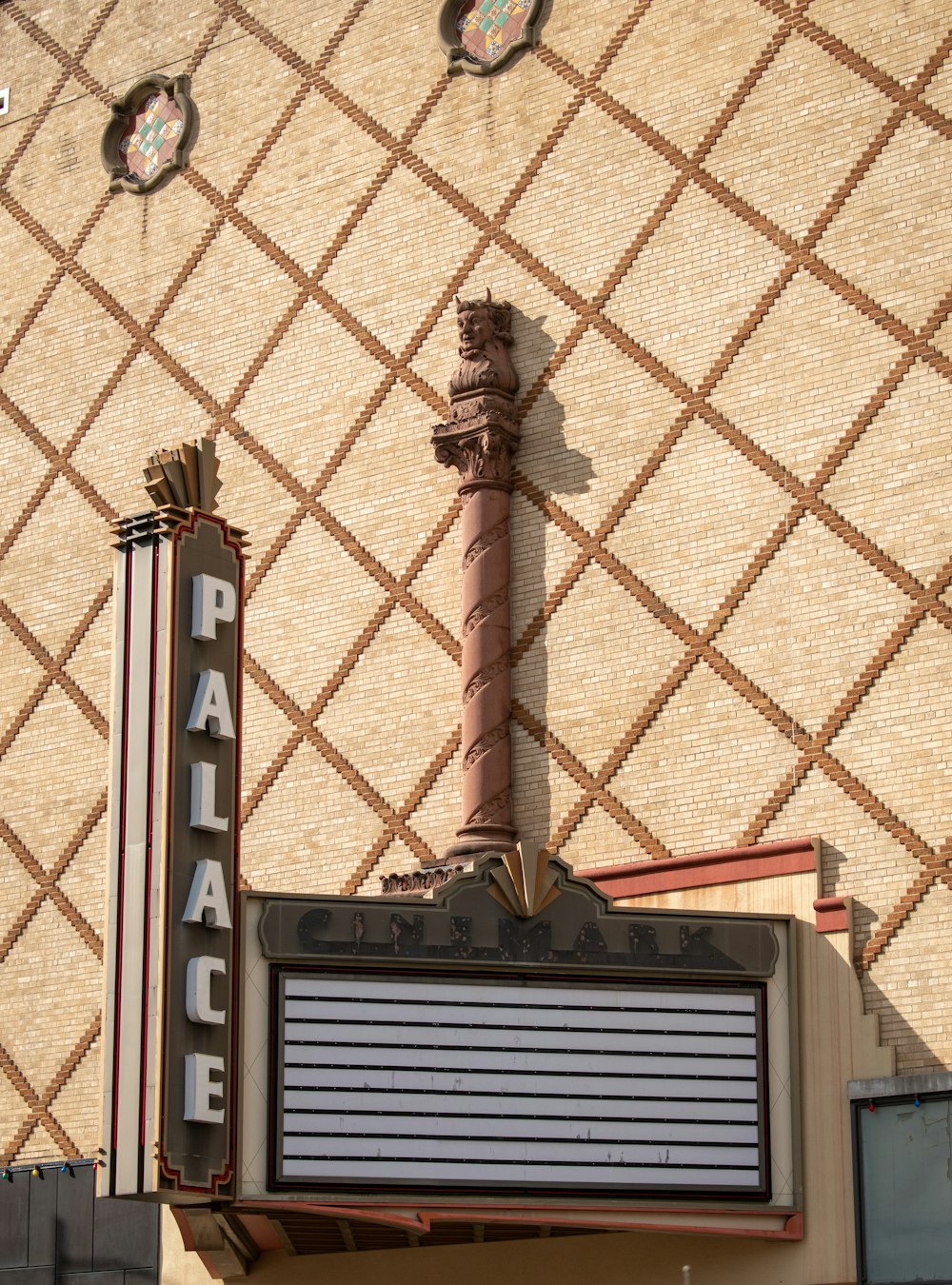 una carpa de teatro en el costado de un edificio