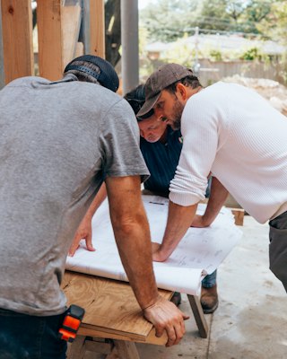 Tecnici che studiano un progetto in cantiere