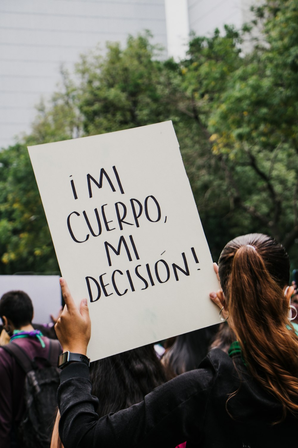 a person holding a sign that says i'm mi cuepro, mi decision