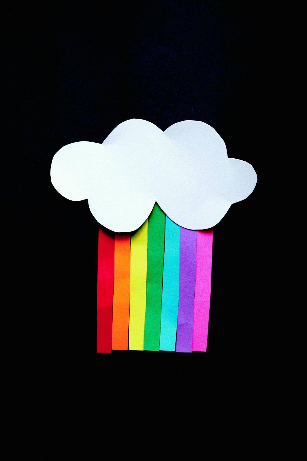 Una magdalena de papel con un arco iris encima
