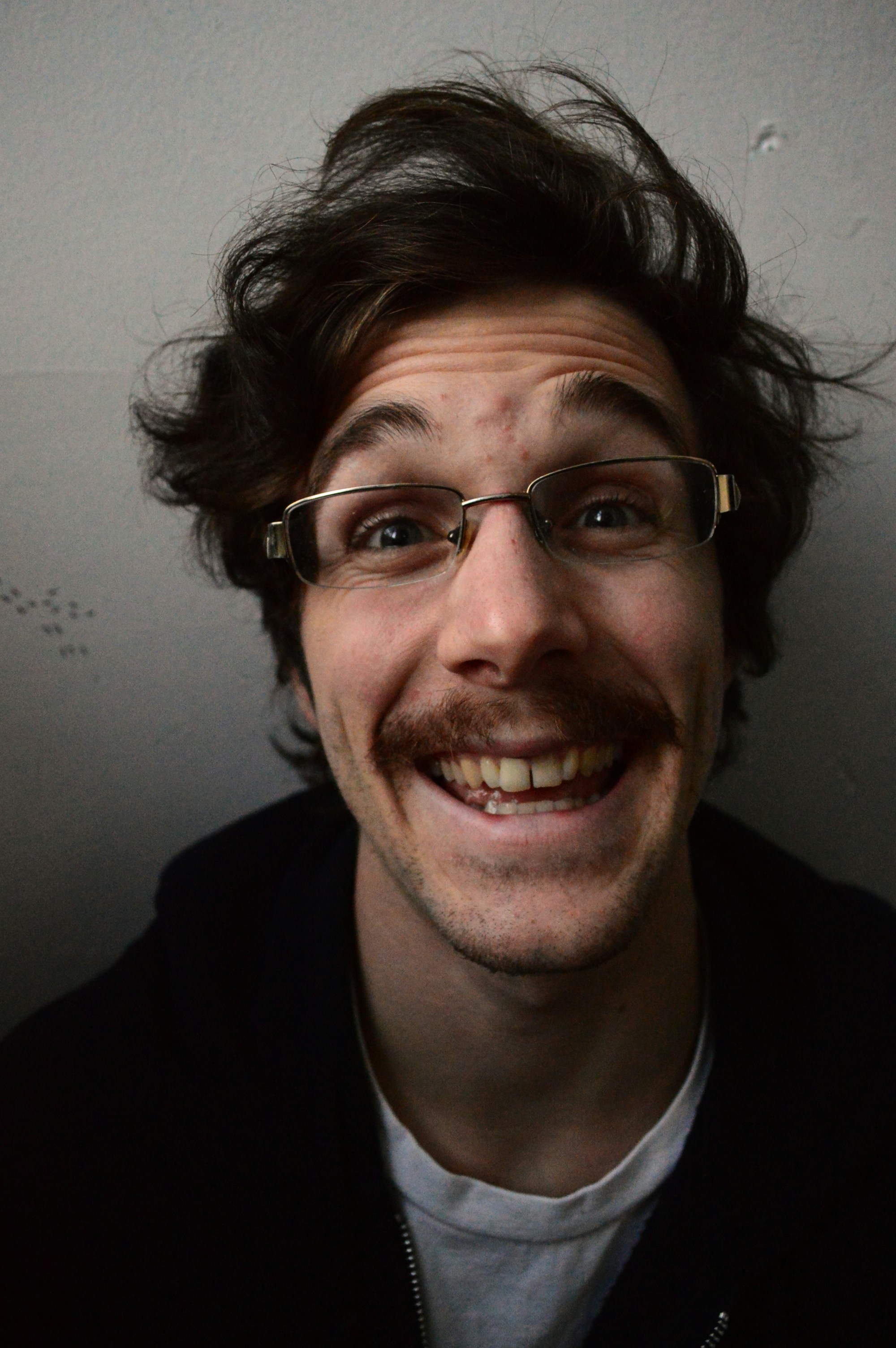 Un hombre con gafas sonriendo para la cámara