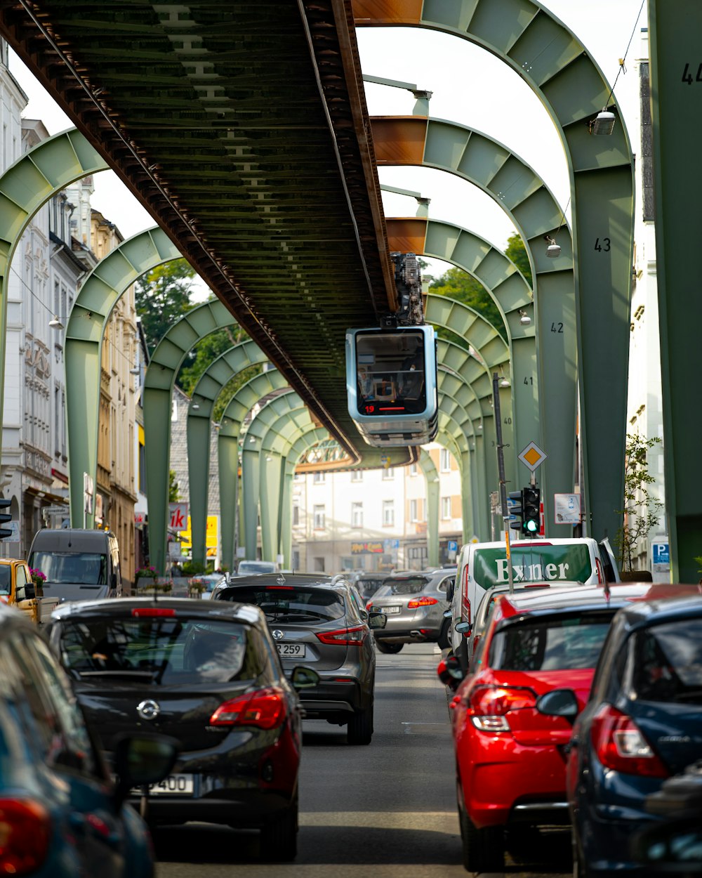 Une rue remplie de circulation sous un pont