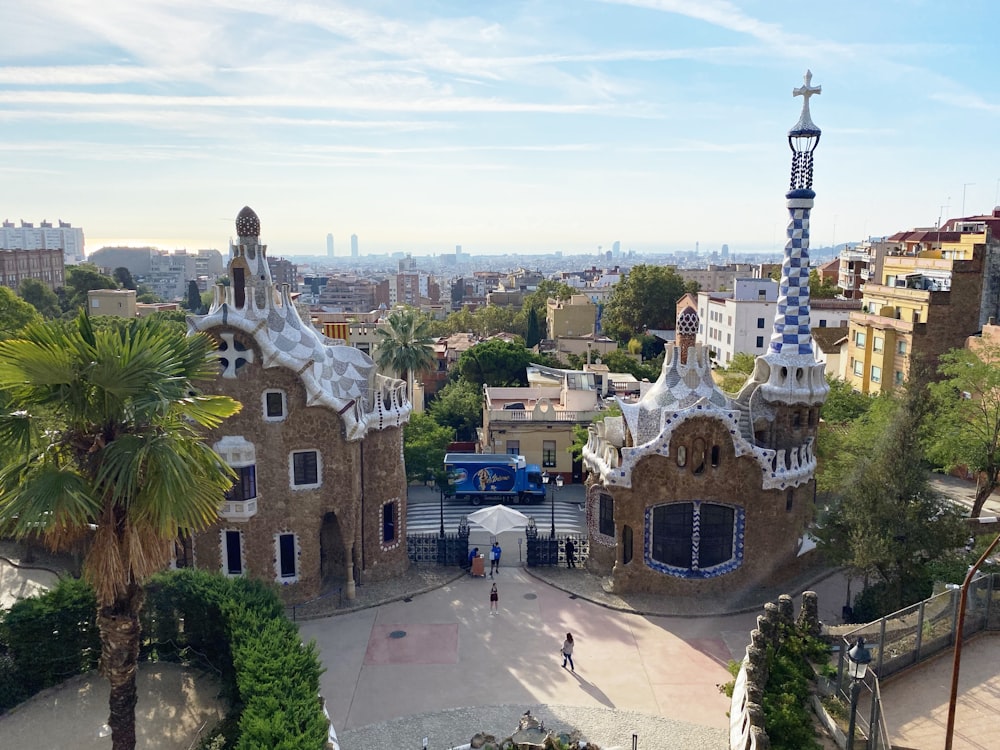 Una vista aérea de un edificio con una torre del reloj al fondo