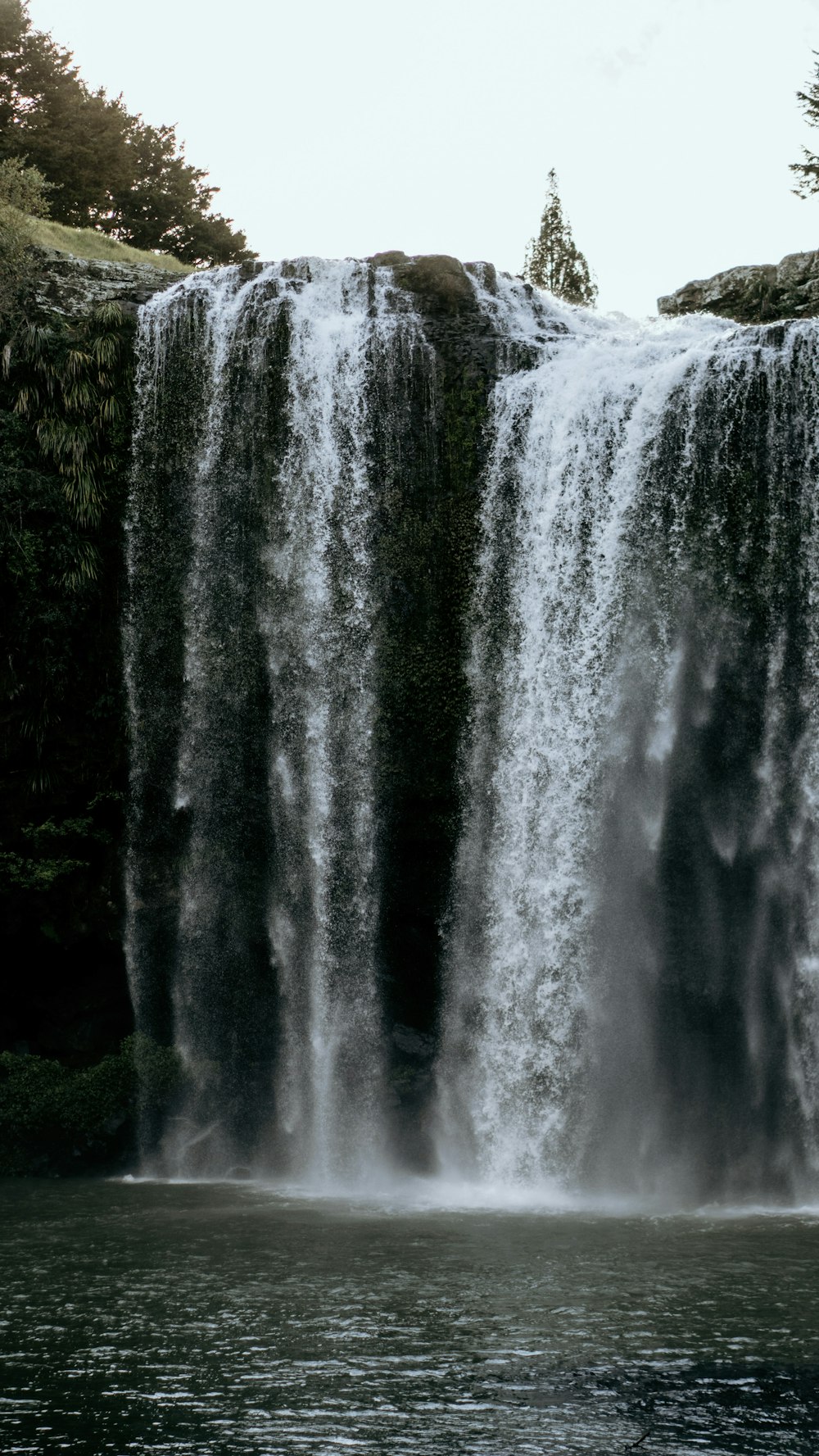 ein großer Wasserfall, über den Wasser kaskadiert