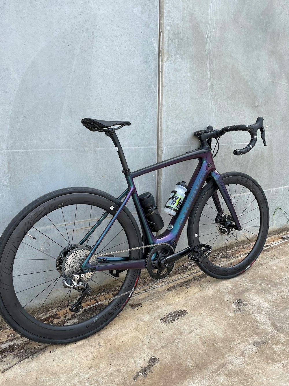 a bike leaning against a wall on the side of a building