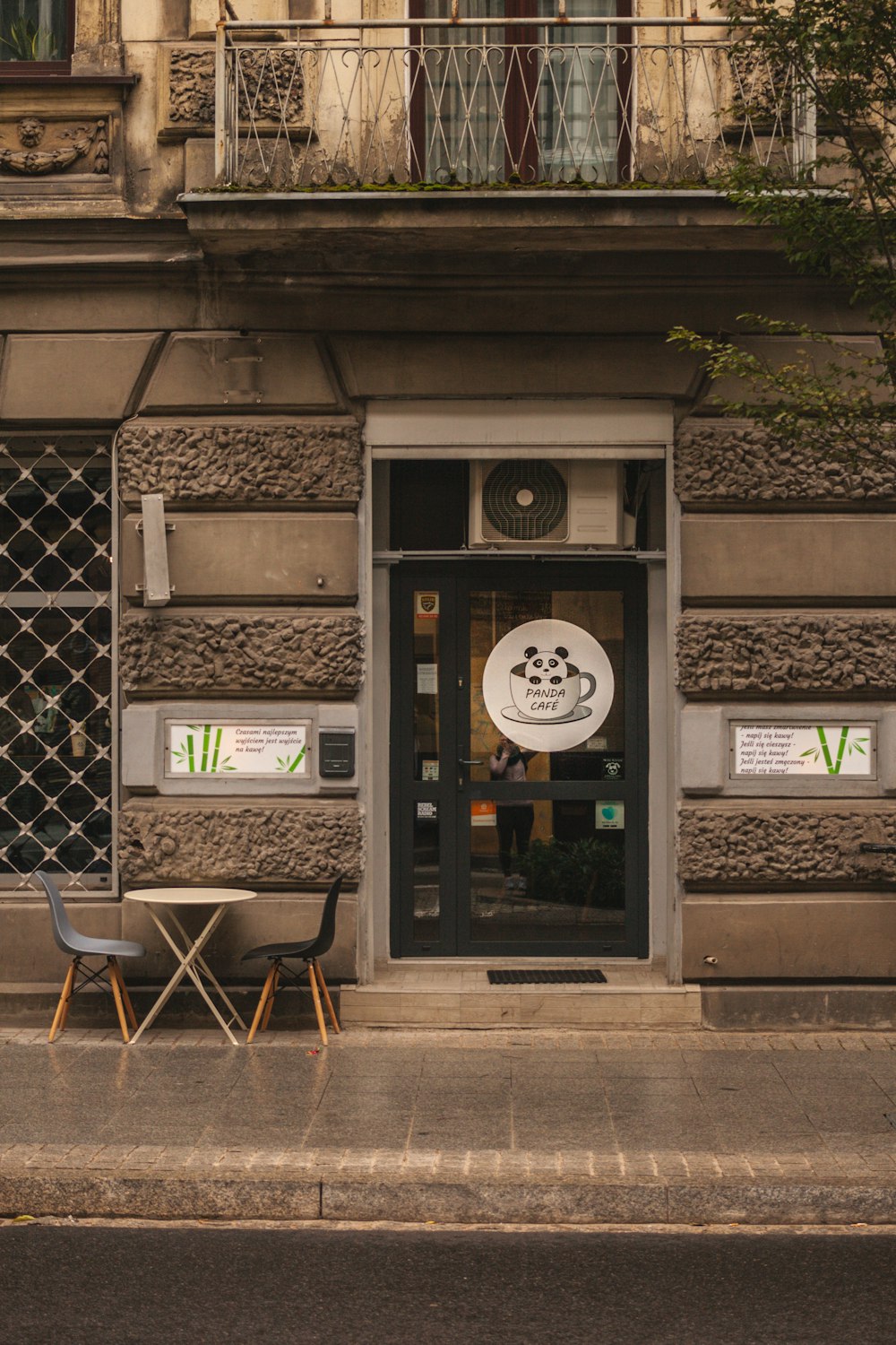 un par de sillas que están sentadas frente a un edificio