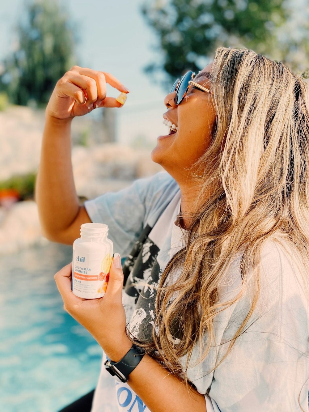 Eine Frau hält eine Flasche Vitamine in der Hand