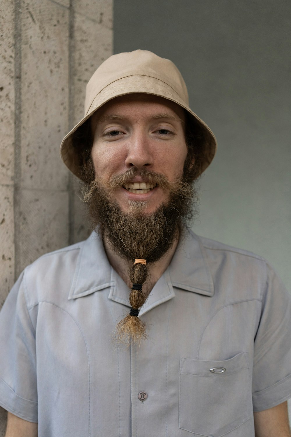 um homem com barba usando um chapéu