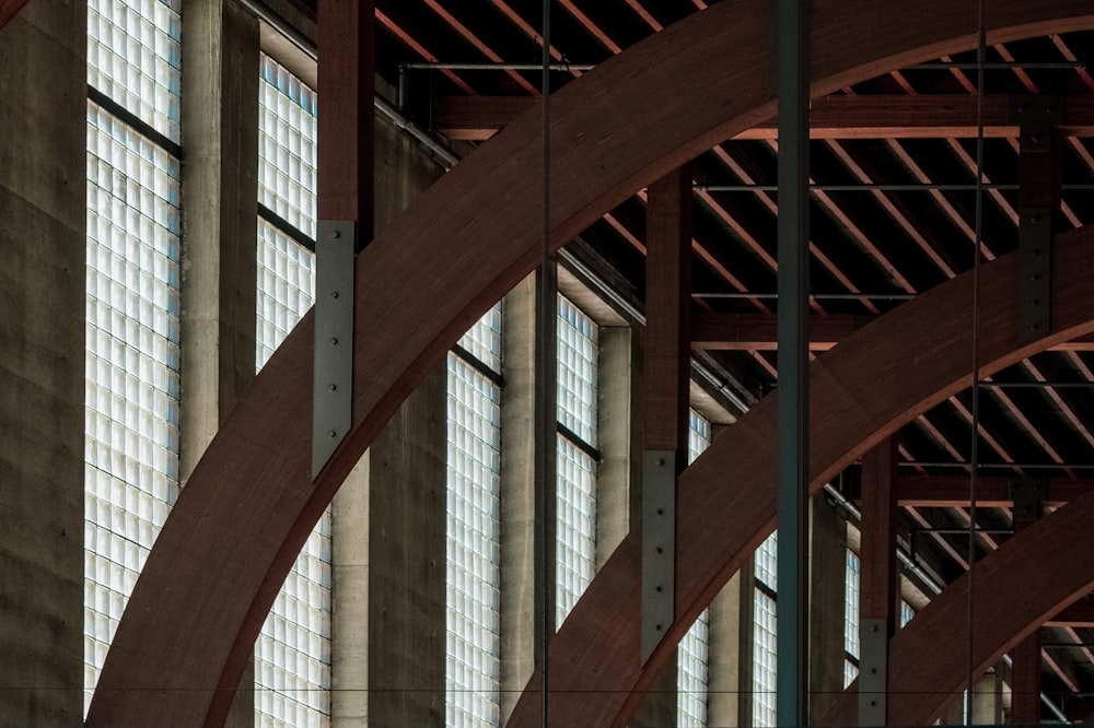 Un grand bâtiment avec un tas de fenêtres