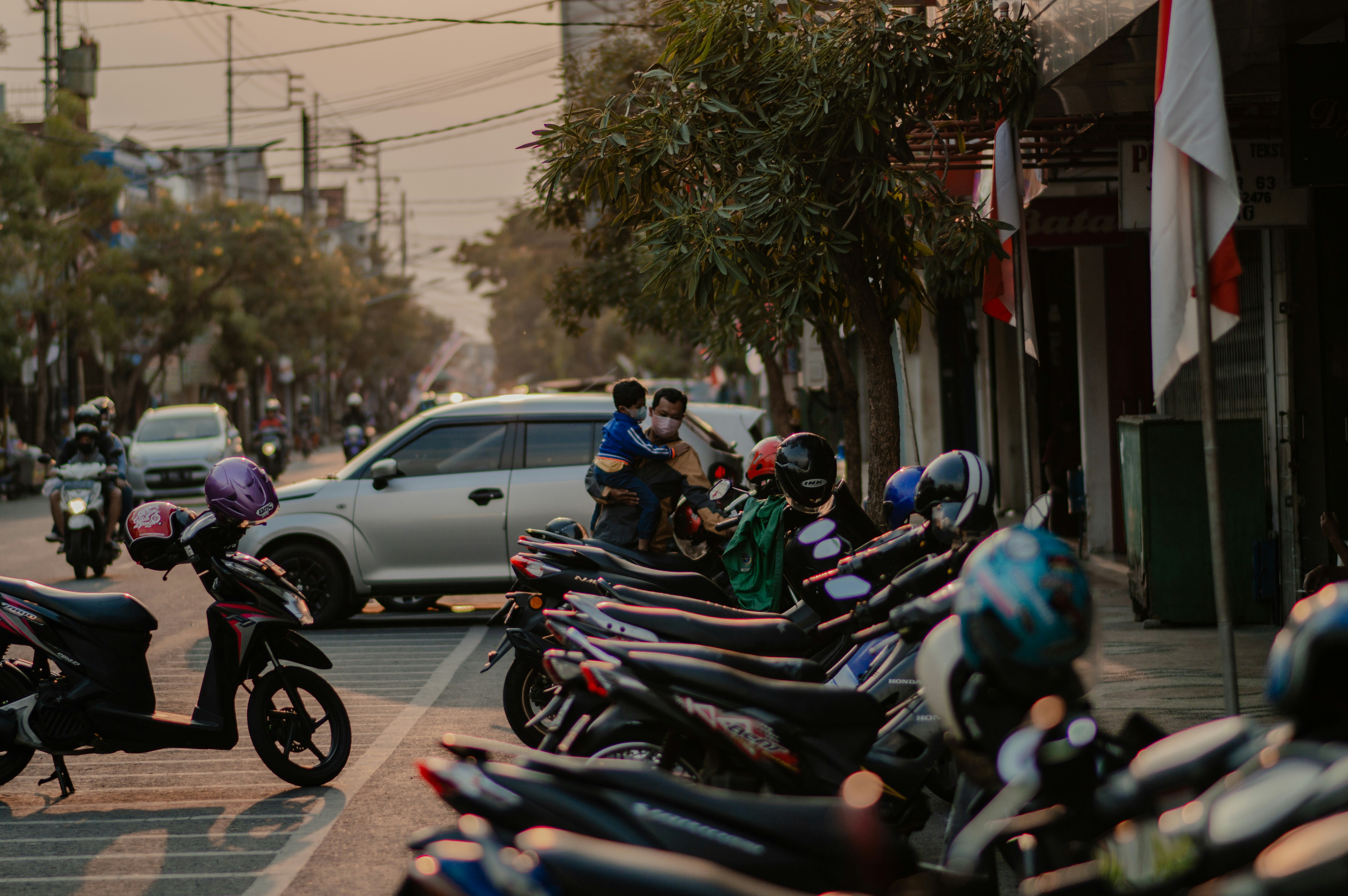 Sekelompok skuter motor diparkir di pinggir jalan