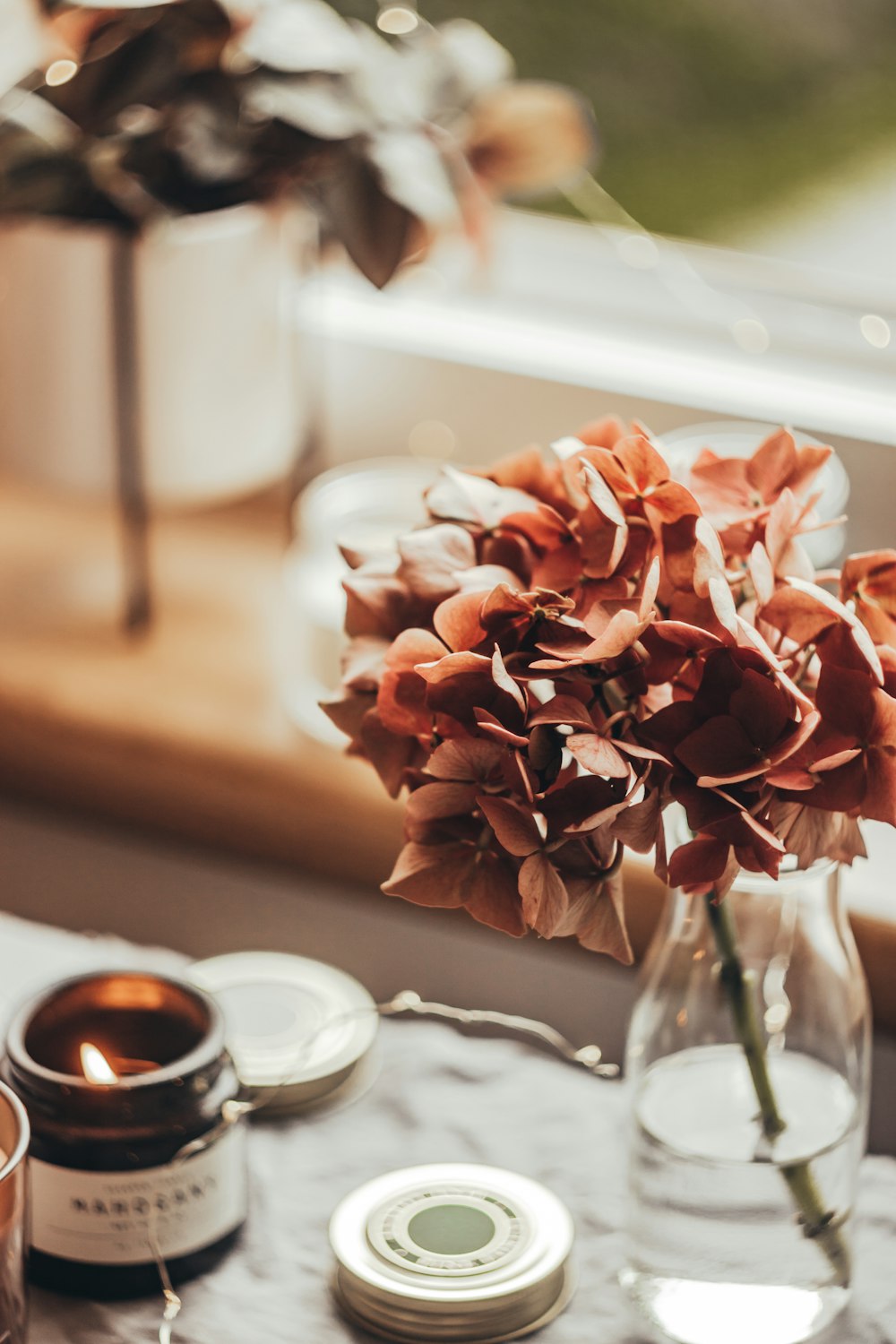 um vaso cheio de flores sentado em cima de uma mesa