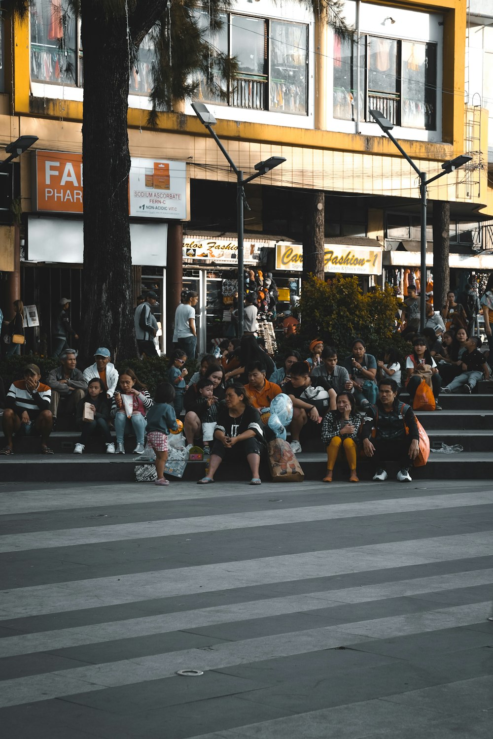 길가에 앉아있는 사람들의 그룹