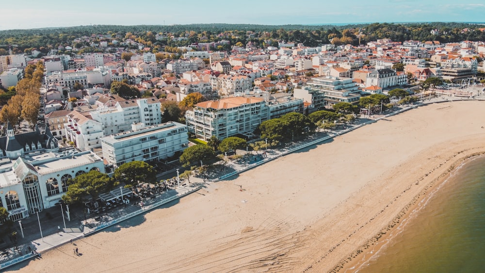 Luftaufnahme eines Strandes und einer Stadt
