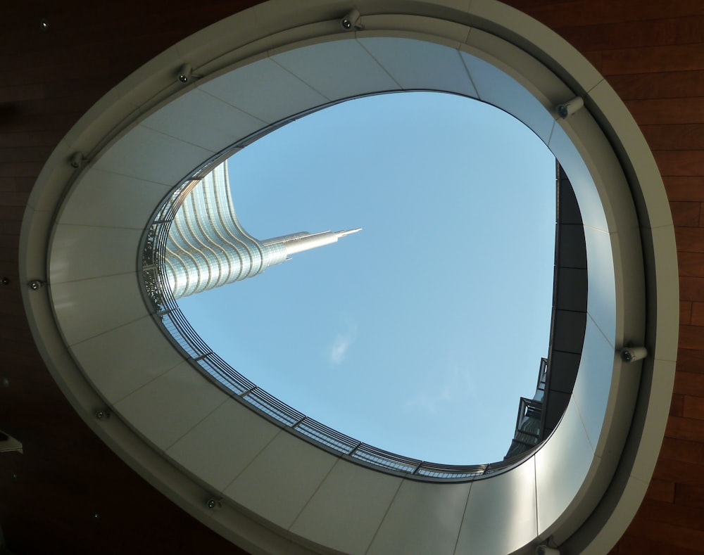 une vue d’un bâtiment à travers une fenêtre circulaire