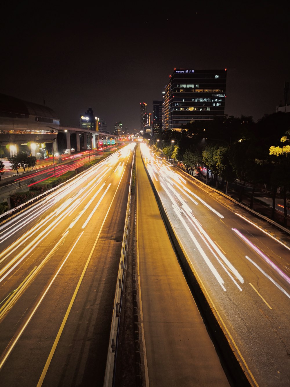 a city street filled with lots of traffic at night