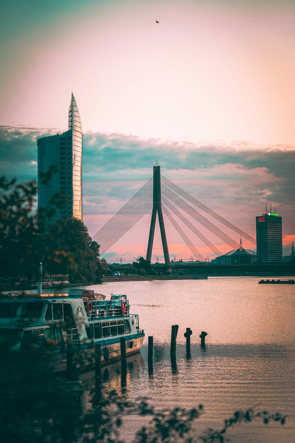 Ein Boot, das im Wasser sitzt