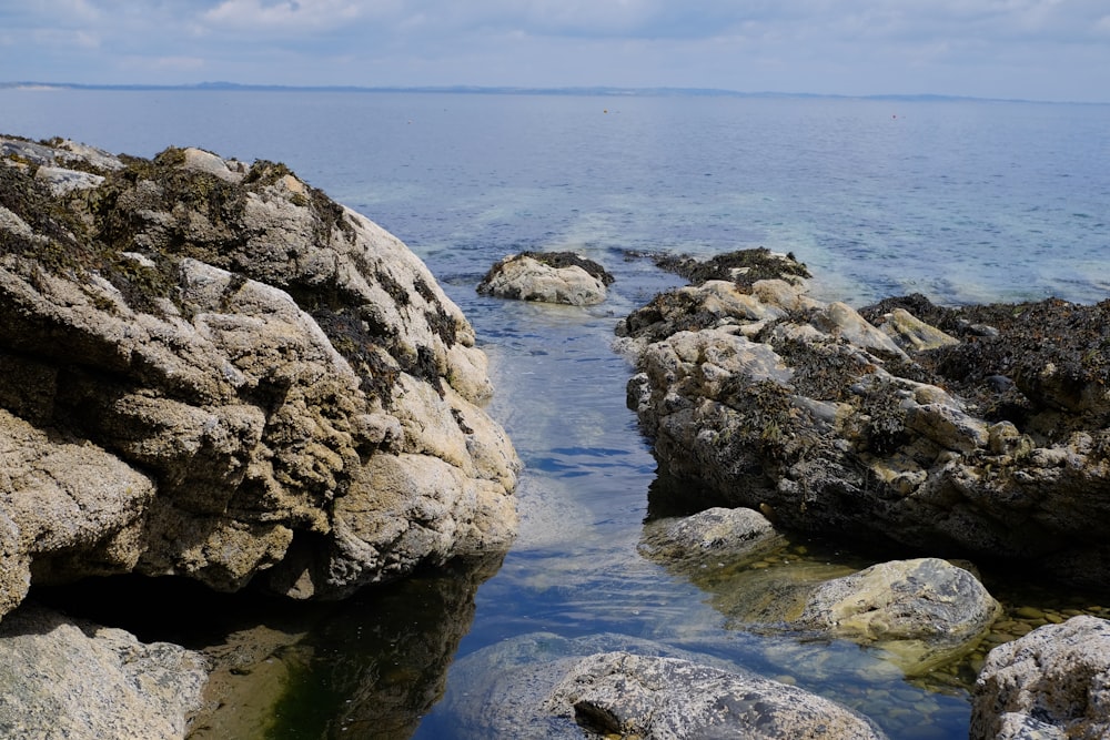 un cuerpo de agua rodeado de grandes rocas