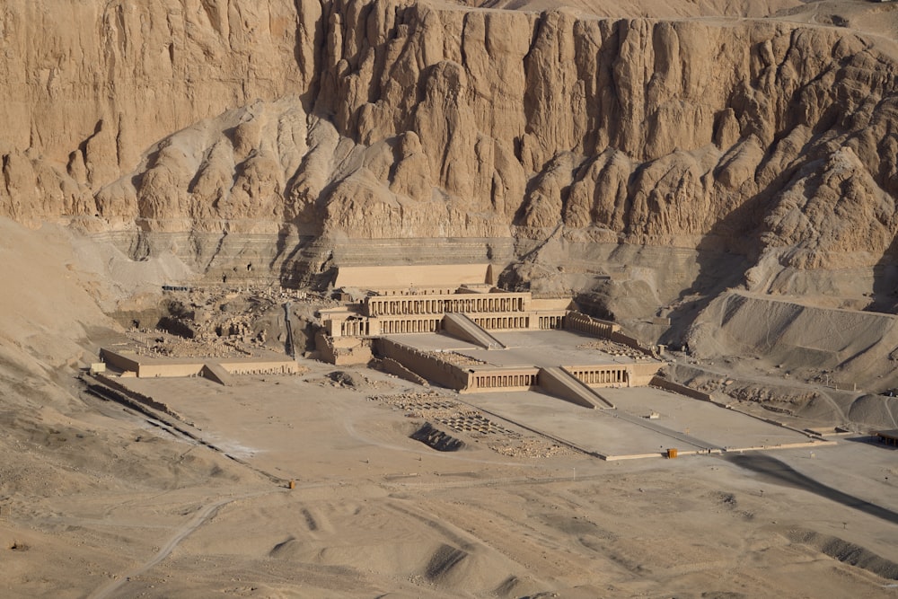 Luftaufnahme eines großen Gebäudes in der Wüste