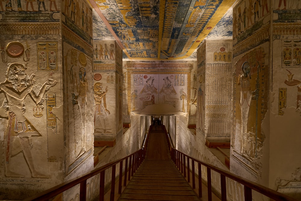 um longo corredor com pinturas nas paredes