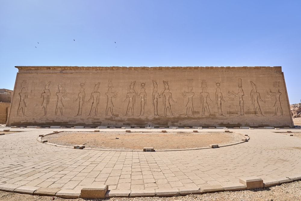 un grande muro di pietra con statue su di esso