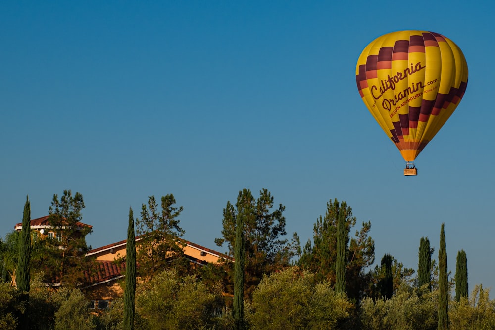 Un globo aerostático volando sobre un bosque