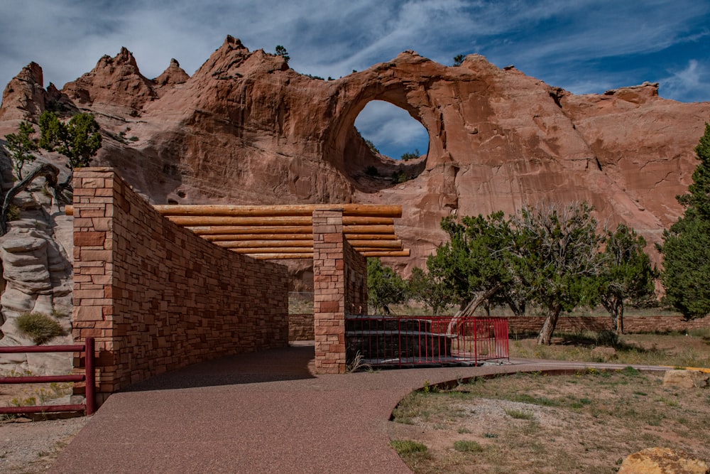 Un arco de piedra en medio de un desierto