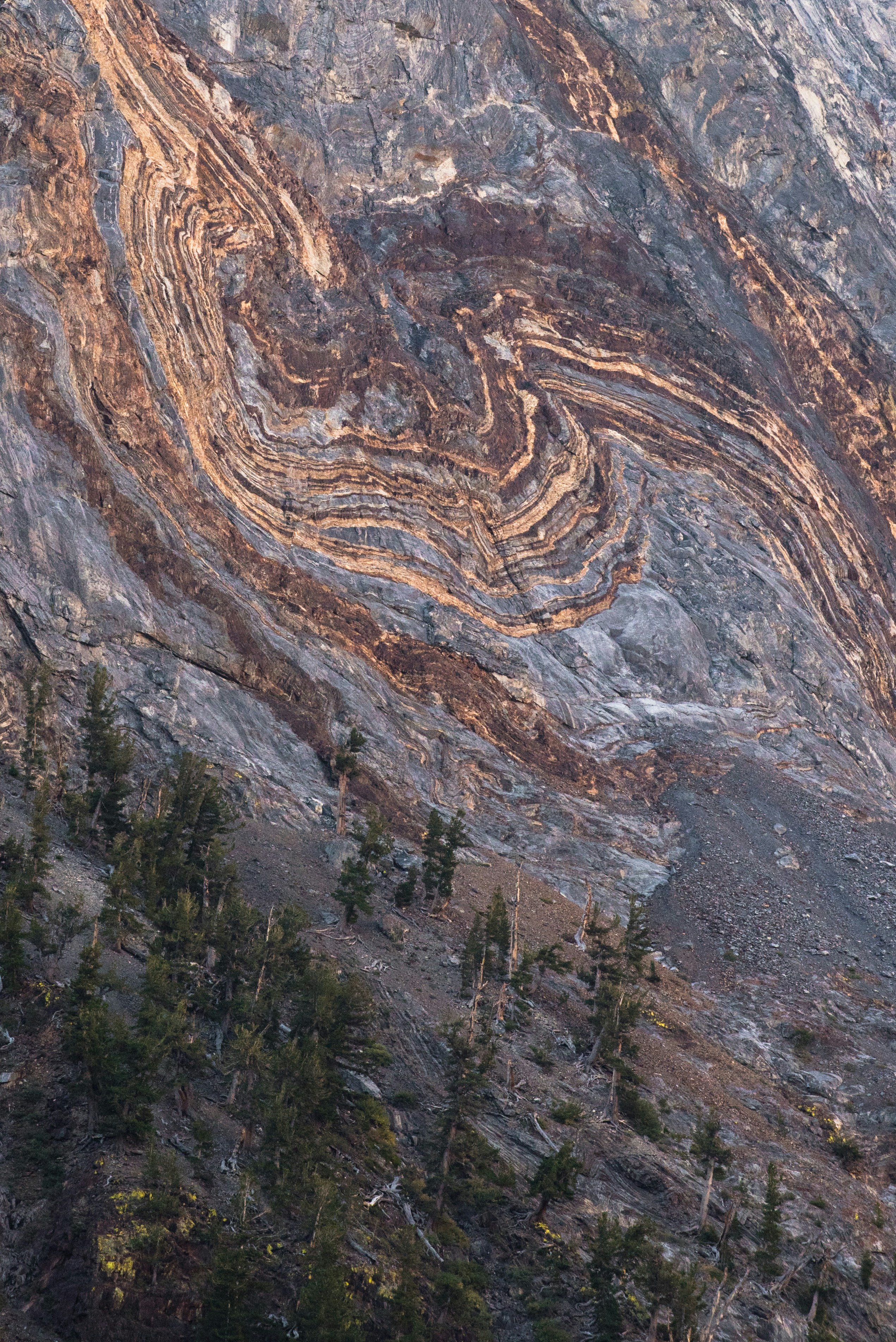 Ein Berg mit einem sehr interessanten Muster darauf
