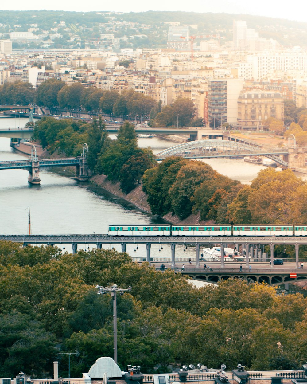 Un puente sobre un río con un tren en él