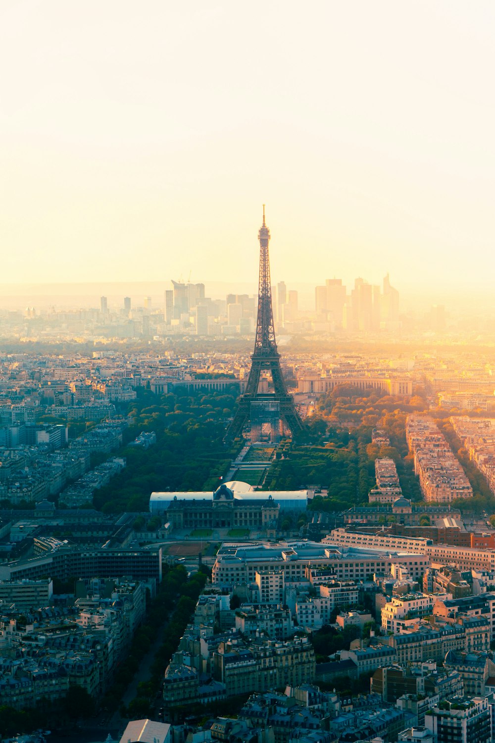 Der Eiffelturm thront über der Stadt Paris