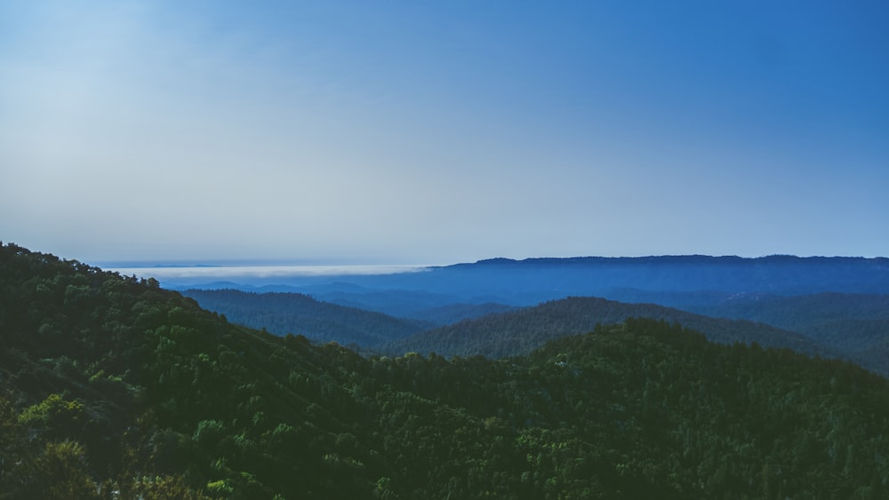 Una vista de las montañas desde un punto de vista alto