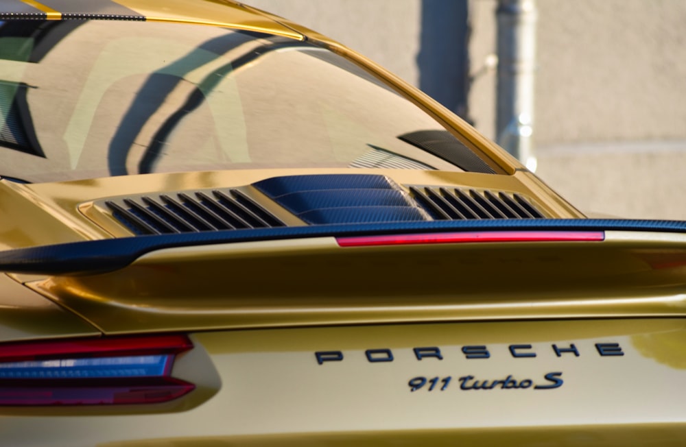 Una Porsche 911 Turbo S parcheggiata davanti a un edificio