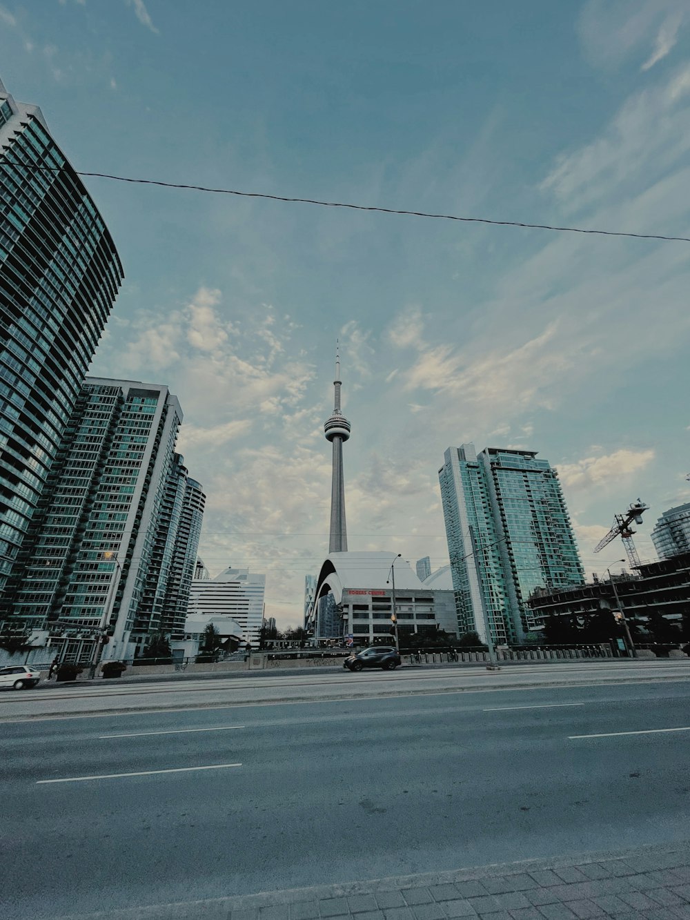 Una vista de una ciudad con edificios altos