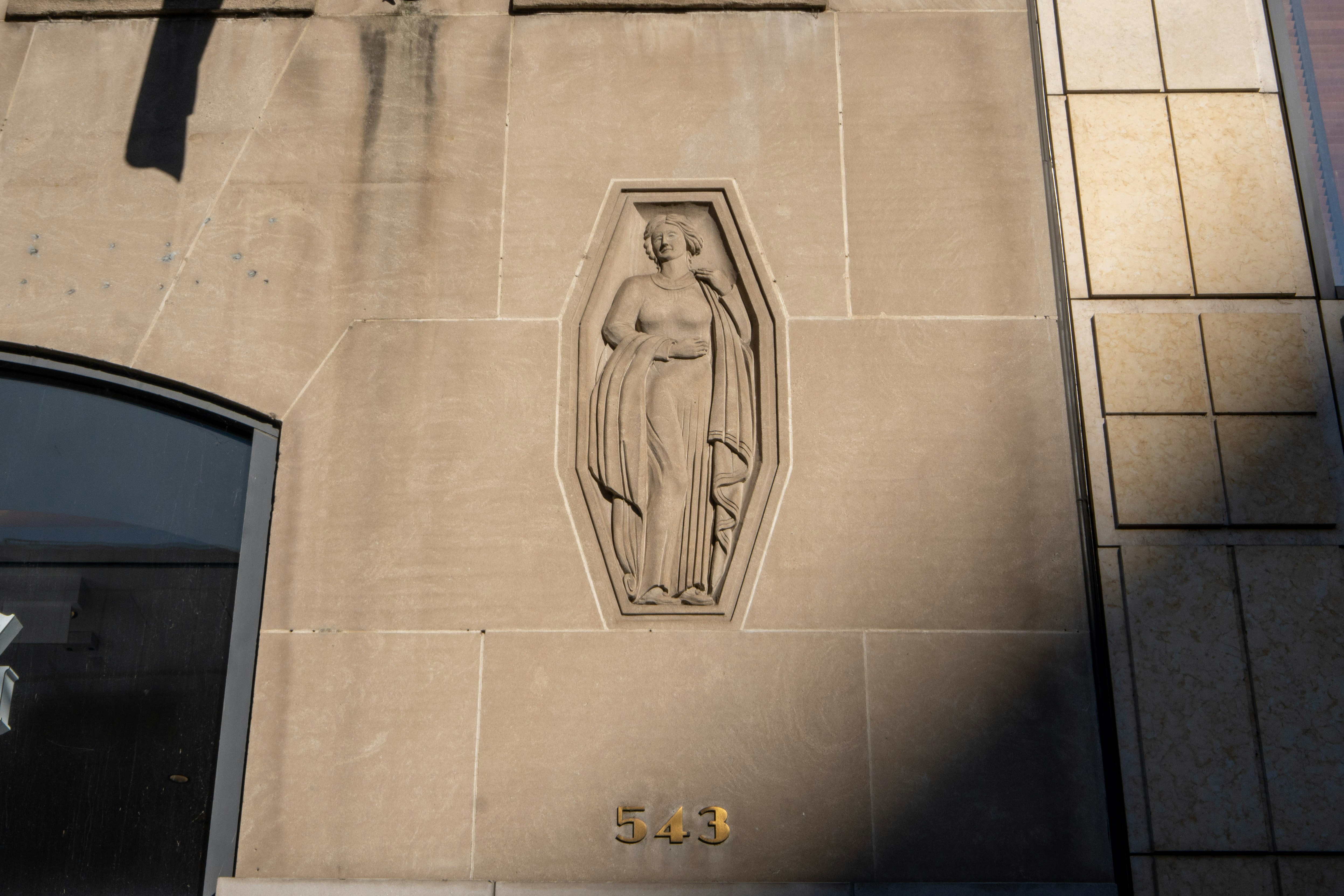eine Statue an der Seite eines Gebäudes