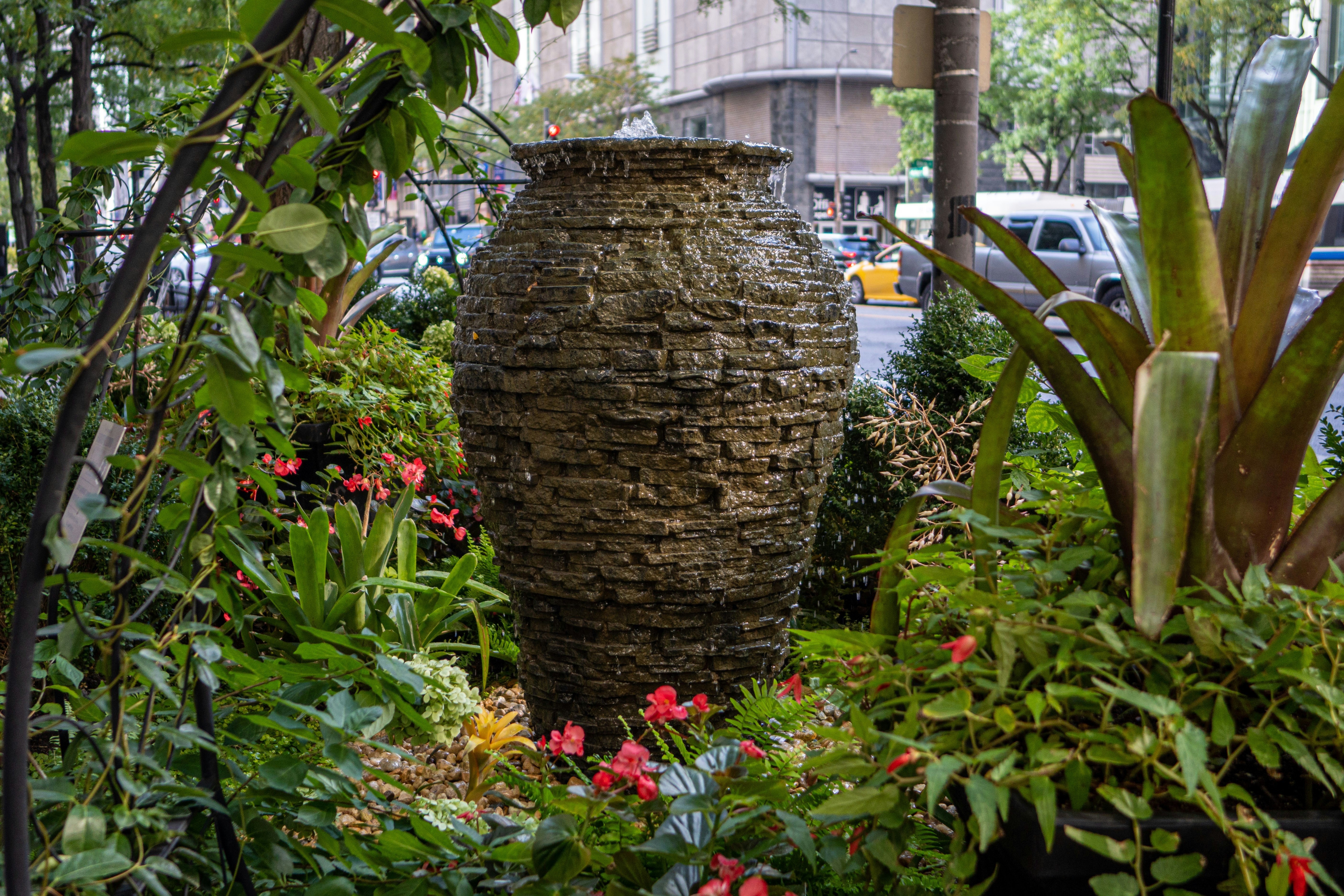 eine große Vase in der Mitte eines Gartens