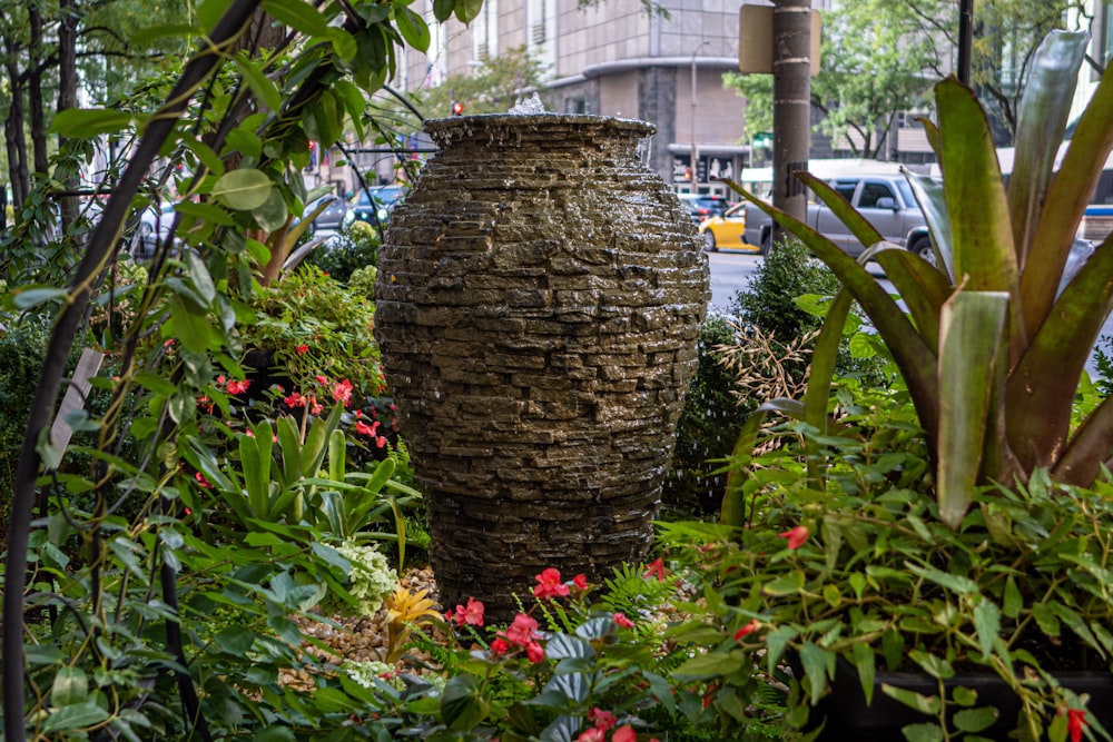Un gran jarrón sentado en medio de un jardín