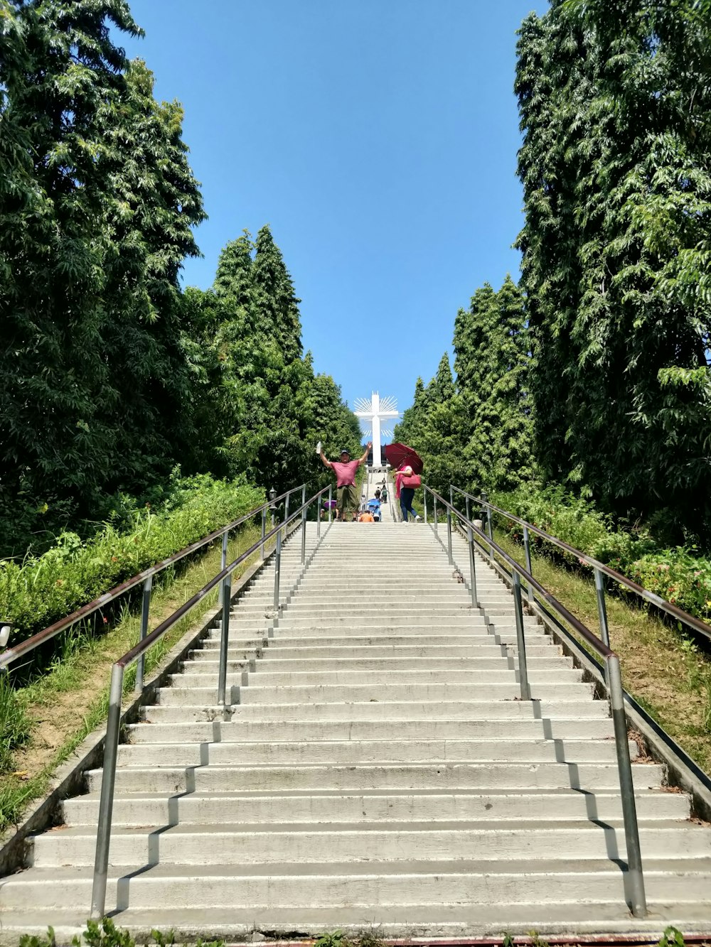un conjunto de escaleras que conducen a la cima de una colina