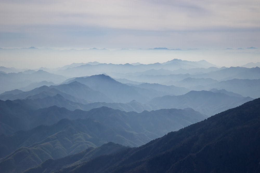 Blick auf eine Bergkette von der Spitze eines Hügels