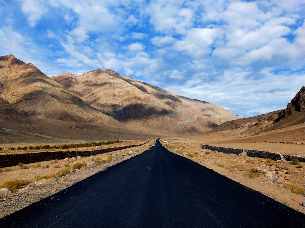 Une longue route au milieu d’un désert
