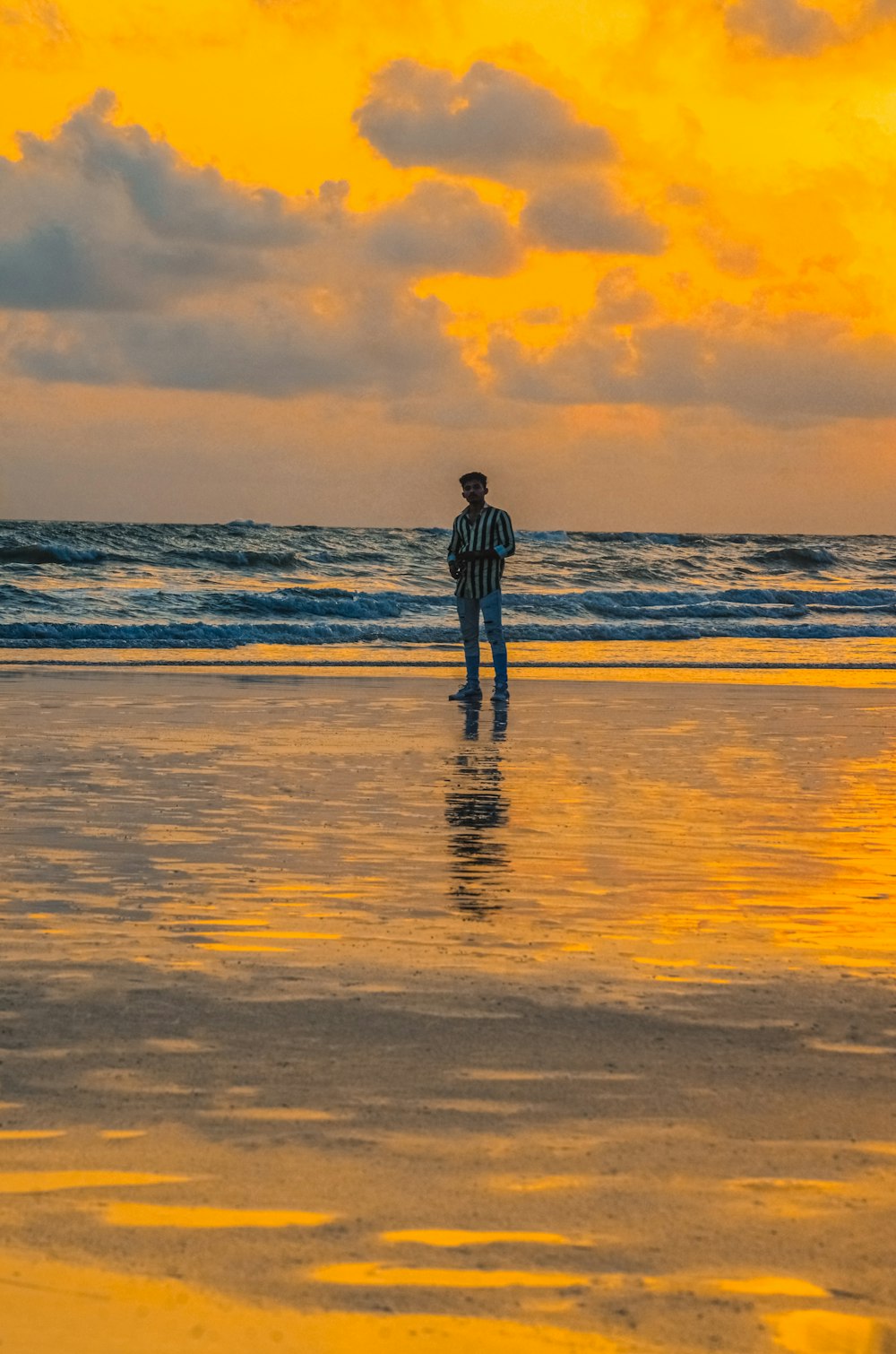 海の隣のビーチに立つ男
