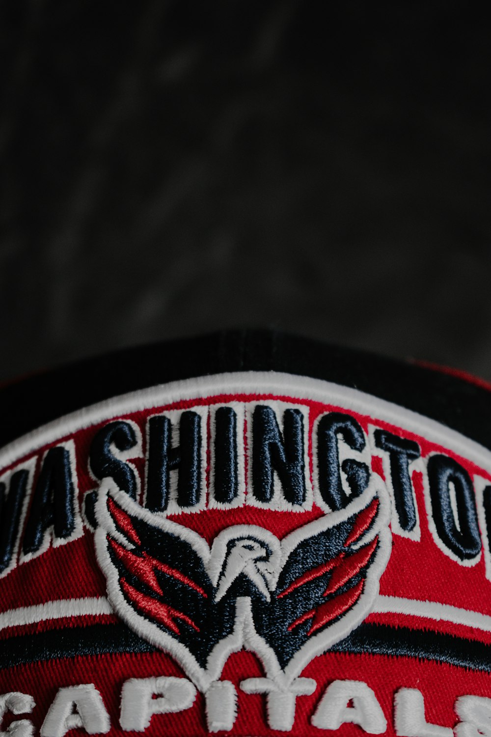 Una gorra de béisbol de Washington con un águila en ella