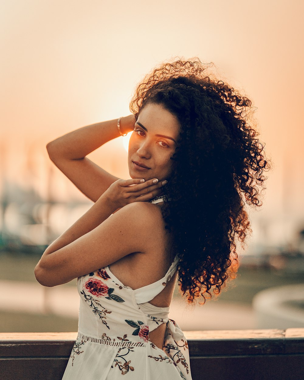 Una donna in un vestito bianco è in posa per una foto