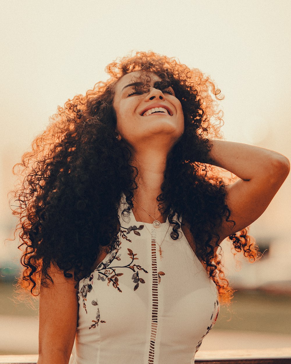 uma mulher com cabelo cor-de-rosa olhando para a câmera