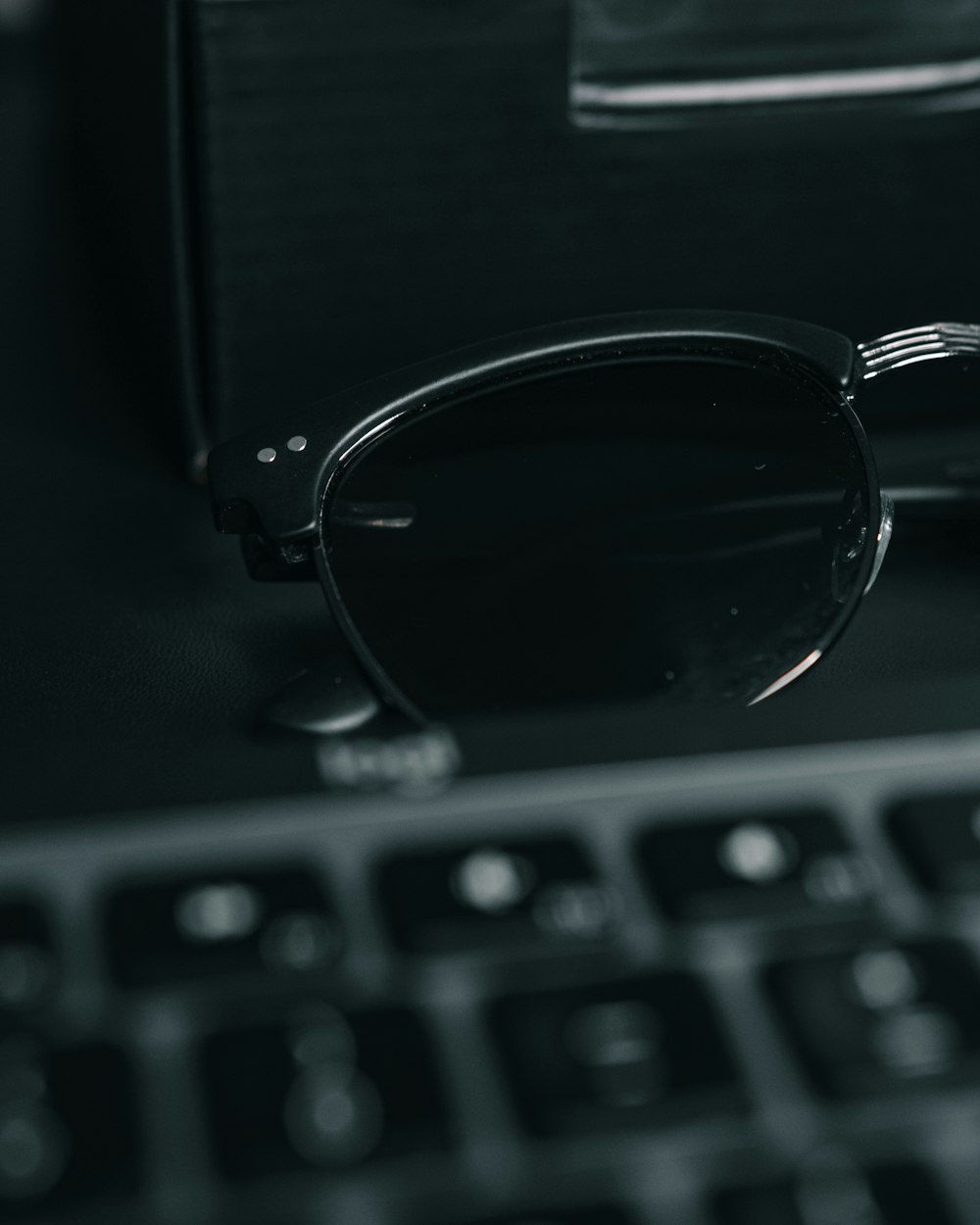 une paire de lunettes posée sur un clavier