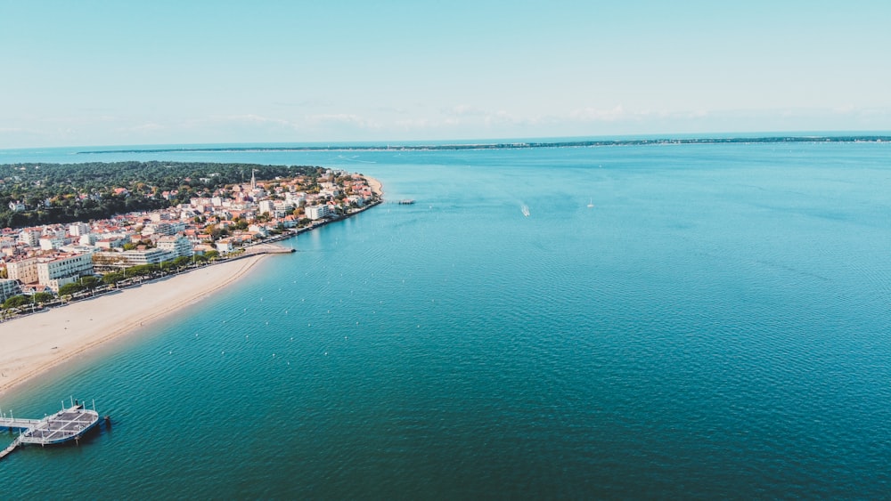 Una vista aérea de una playa con un barco en el agua