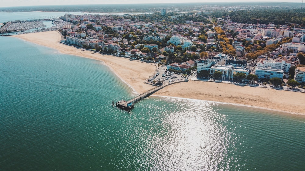 una vista aerea di una spiaggia e un molo