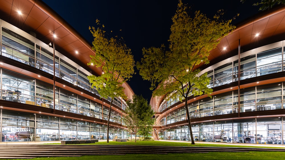 un bâtiment qui a beaucoup de fenêtres