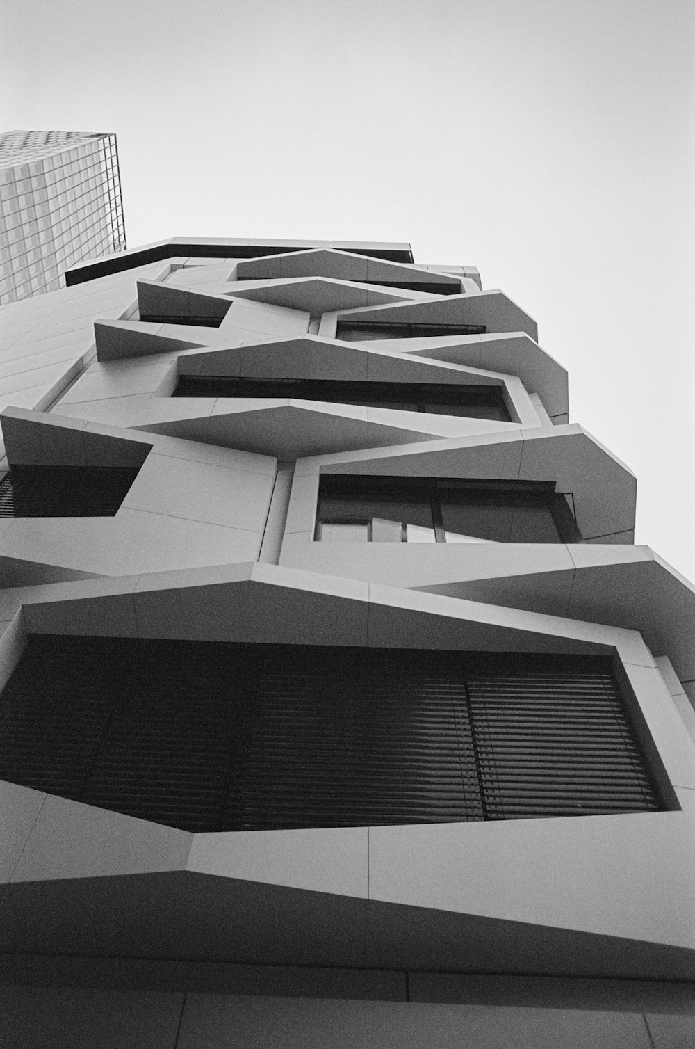 a black and white photo of a building