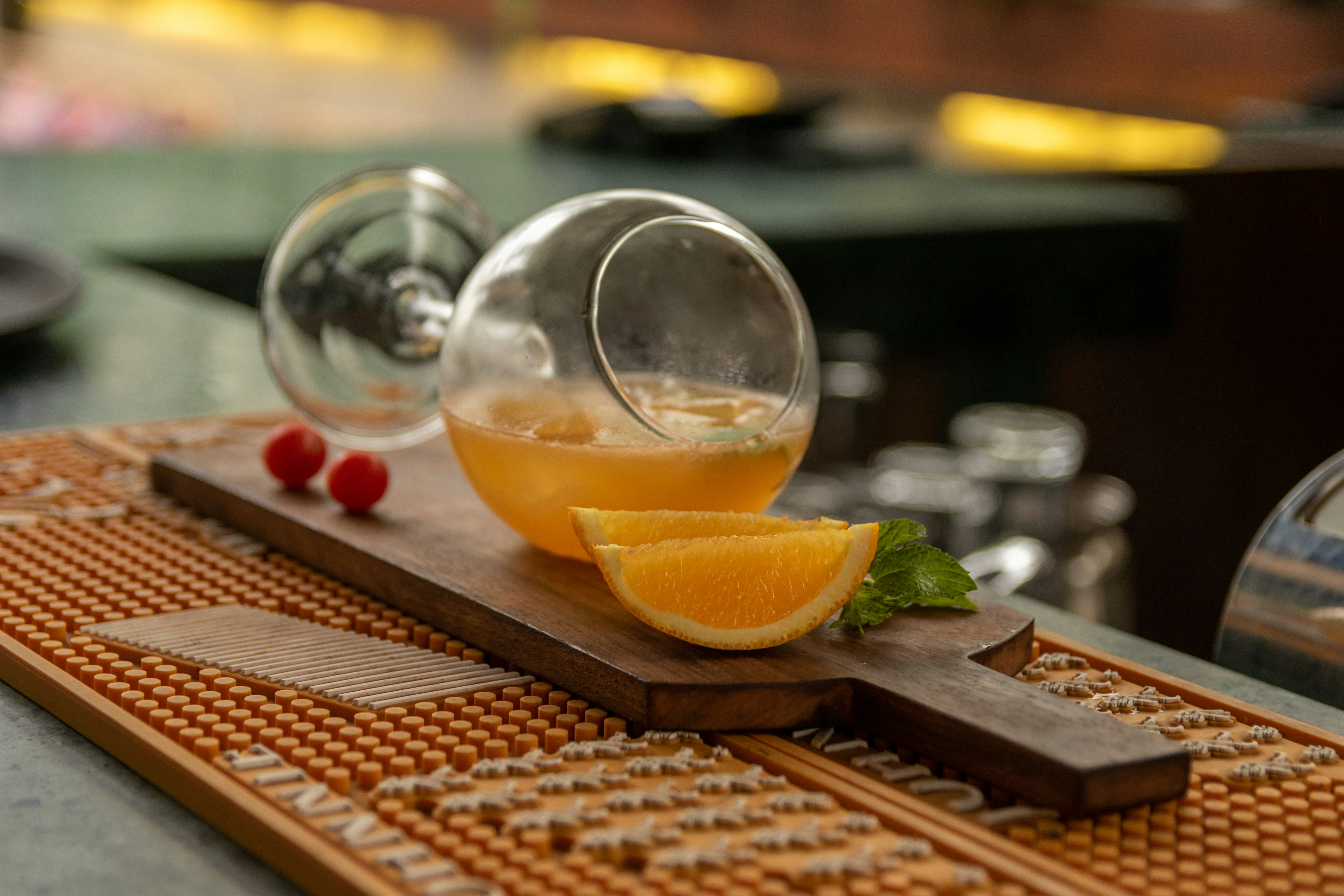 una tabla de cortar de madera cubierta con una naranja en rodajas