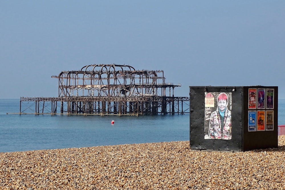 an old structure on the beach next to the ocean